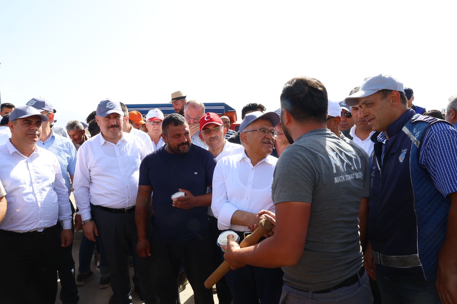 Başkan Büyükkılıç Mimarsinan Kurban Pazarı’nı ziyaret etti